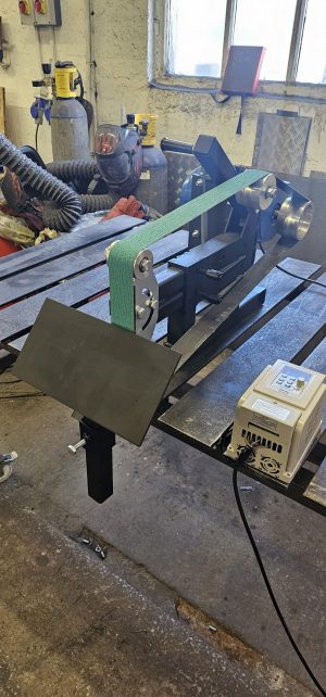 knife making platen tilted on a 2x72in grinder